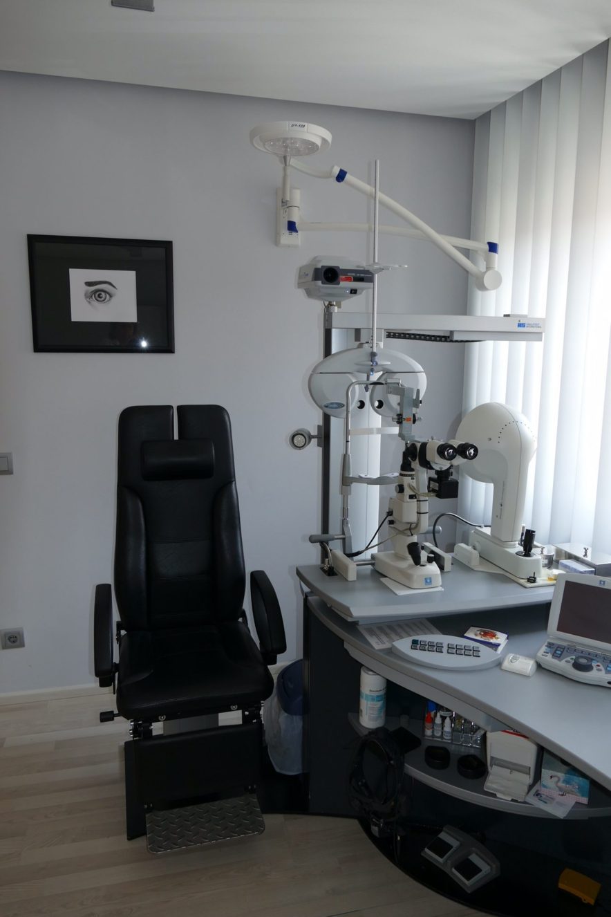 Behandlungszimmer medizinische Geräte